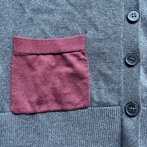 Grey cardigan with burgundy pockets